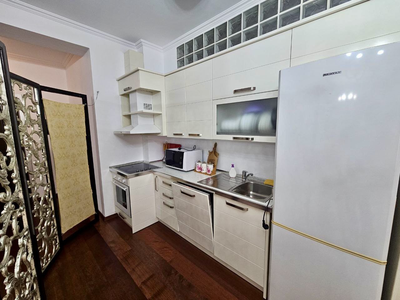 Jepet me qera apartament 2+1+Parkim prane Qendres!