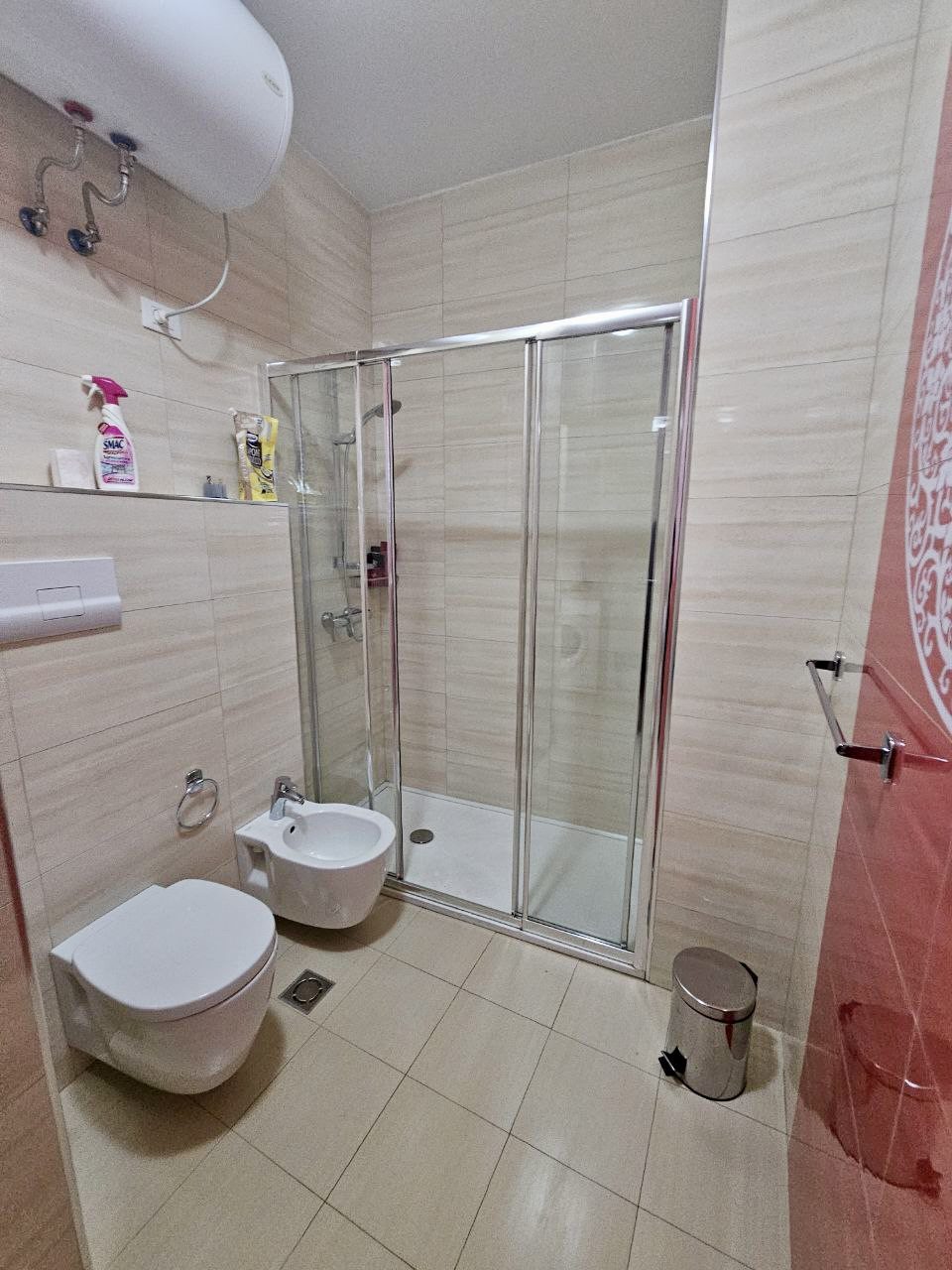 Jepet me qera apartament 2+1+Parkim prane Qendres!