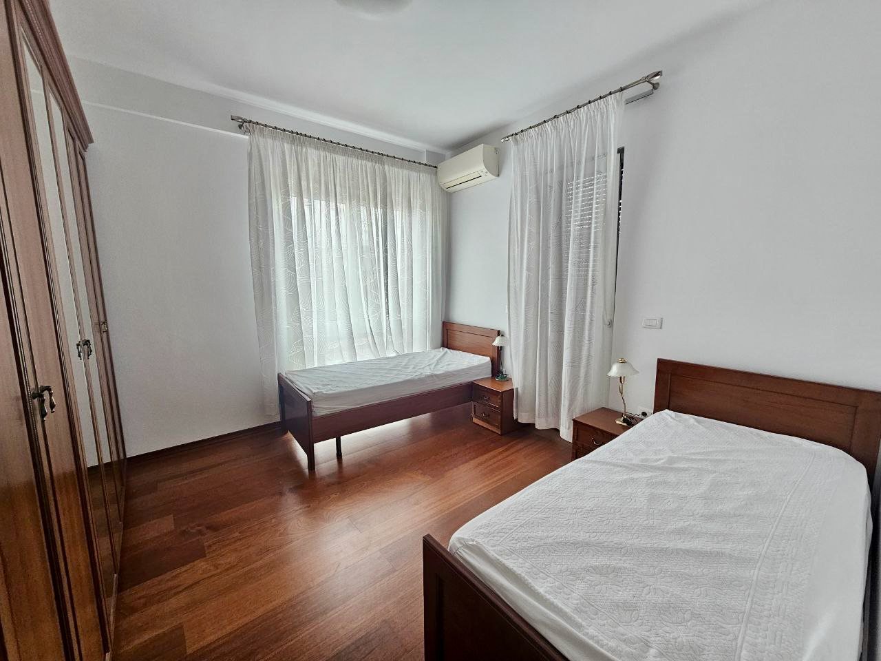 Jepet me qera apartament 2+1+Parkim prane Qendres!