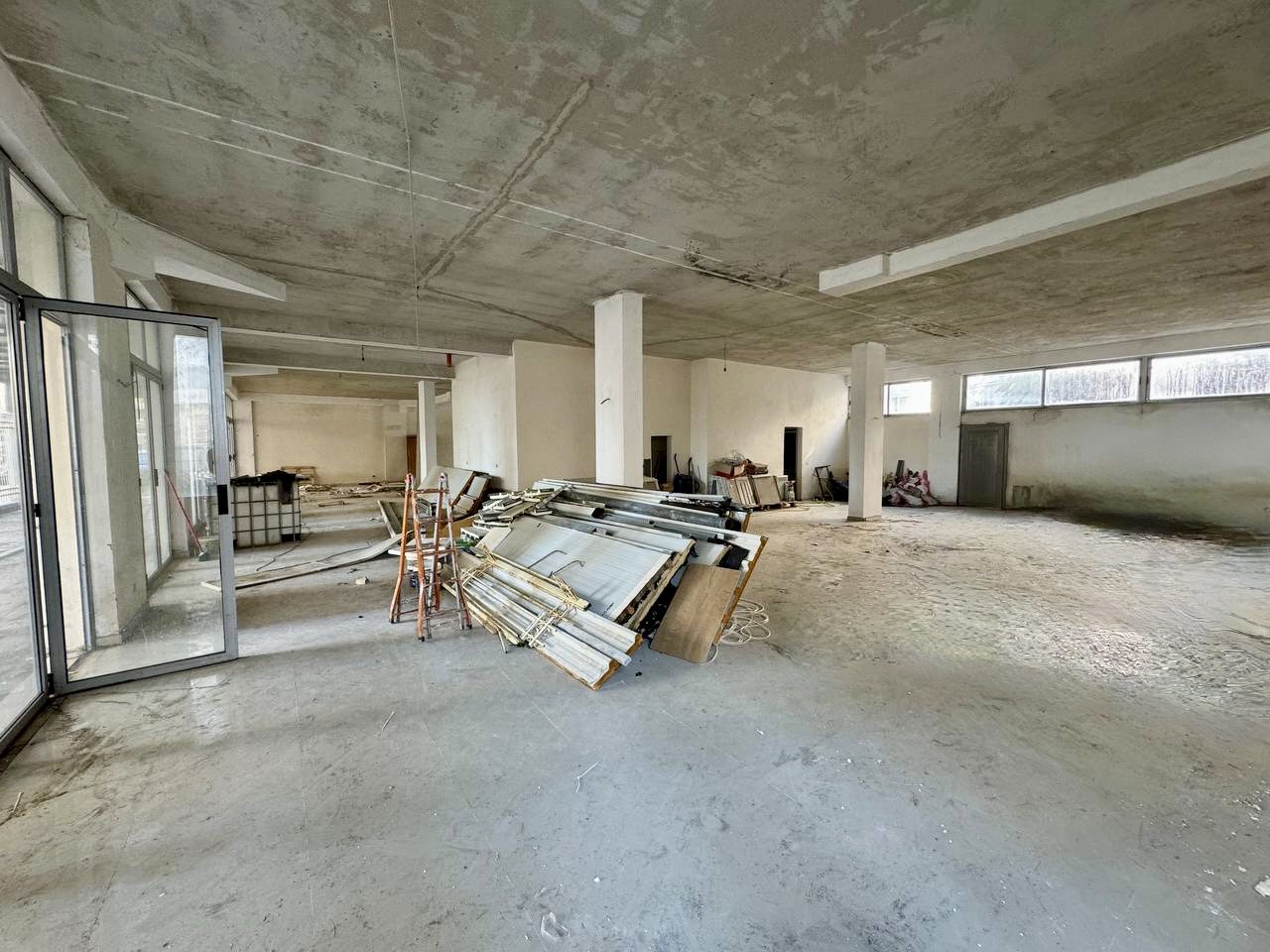 Ambient biznesi + 12 dhoma hoteli per qera, Plazh, Durres