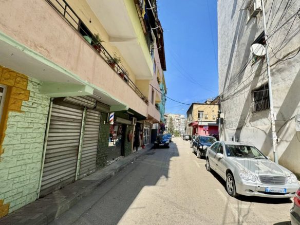 Dyqan per shitje 30 m buze rruges kryesore tek Vasil Shanto, Tirane
