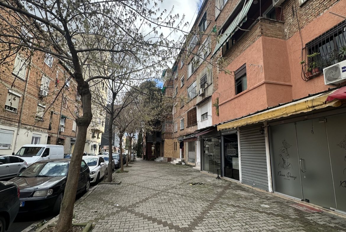 Ambient biznesi per shitje, prane Pazarit te Ri, Tirane.