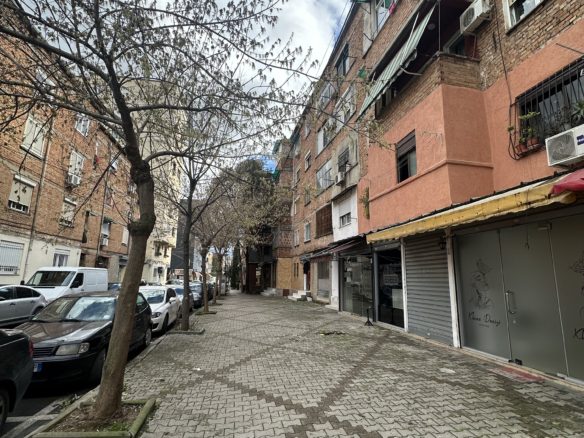 Ambient biznesi per shitje, prane Pazarit te Ri, Tirane.