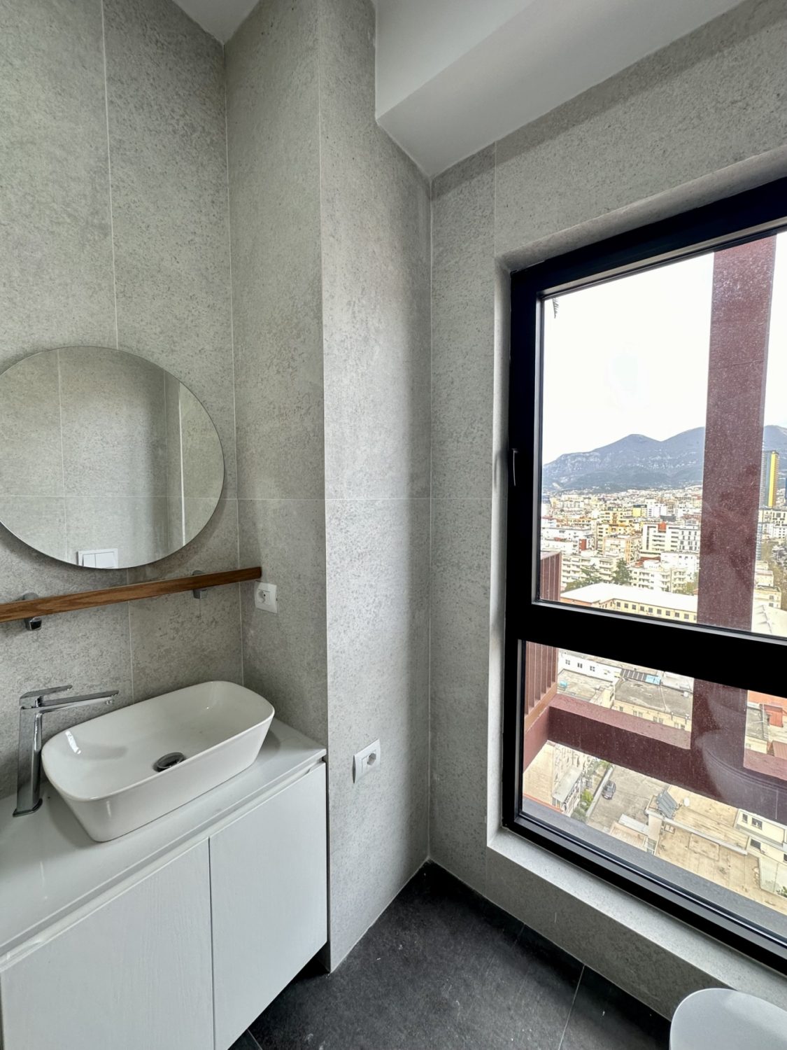 Ambient per qera, te Tirana Garden Building, Tirane.