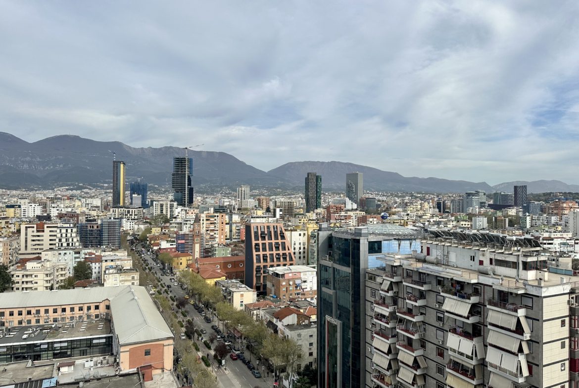 Ambient per qera, te Tirana Garden Building, Tirane.