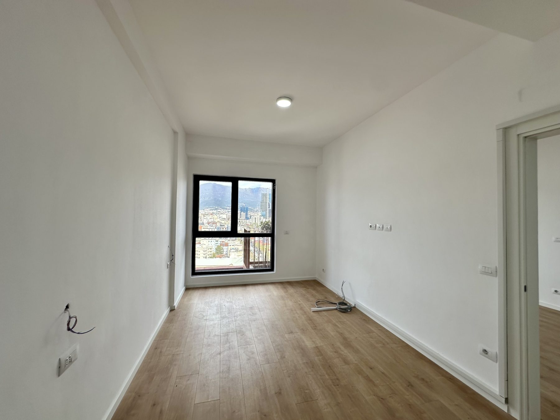 Ambient per qera, te Tirana Garden Building, Tirane.