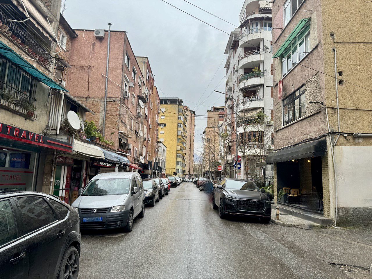 Shitet ose jepet me qera dyqan prane shkolles “Petro Nini Luarasi” Tirane