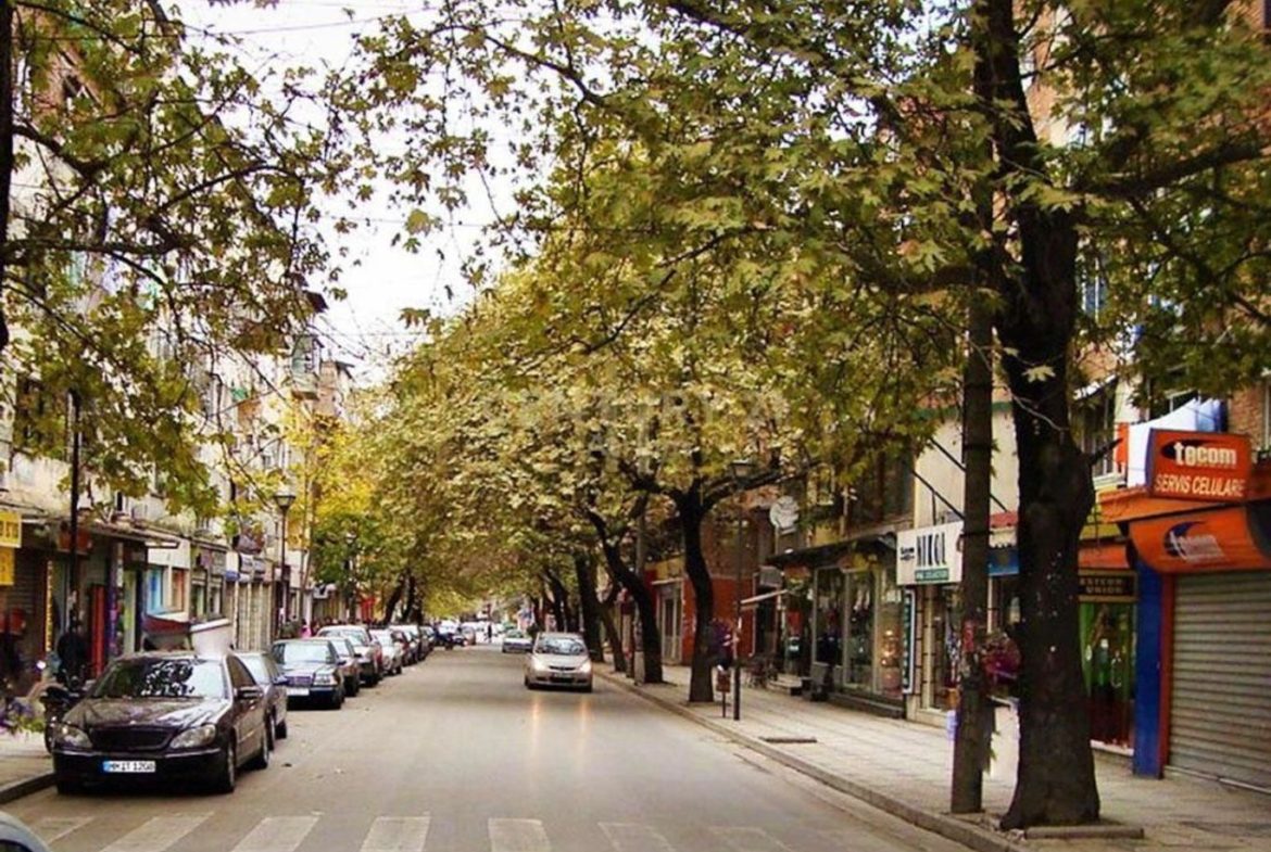 Dyqan per shitje, te Myslym Shyri, Tirane.
