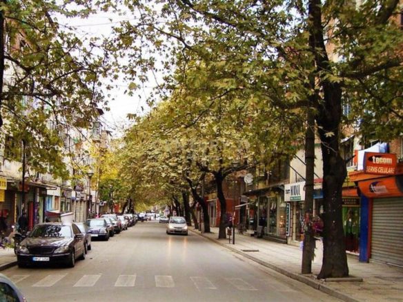 Dyqan per shitje, te Myslym Shyri, Tirane.