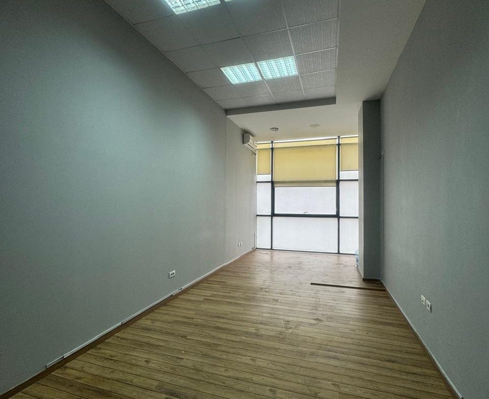 Ambient biznesi per qera, prane Kristal Center, Tirane.