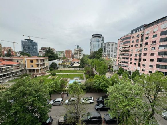 Ambient per qera, Bllok, Tirane.