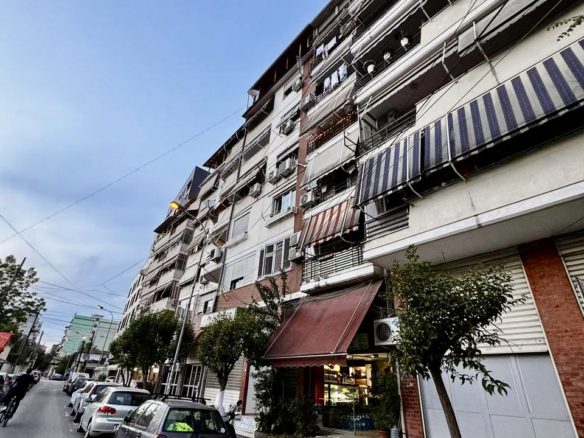 NJESI KOMERCIALE PER SHITJE PRANE SHKOLLES SE KUQE, TIRANE