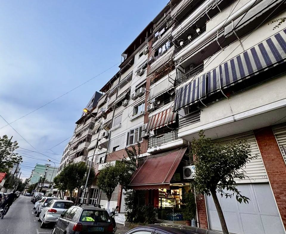 NJESI KOMERCIALE PER SHITJE PRANE SHKOLLES SE KUQE, TIRANE