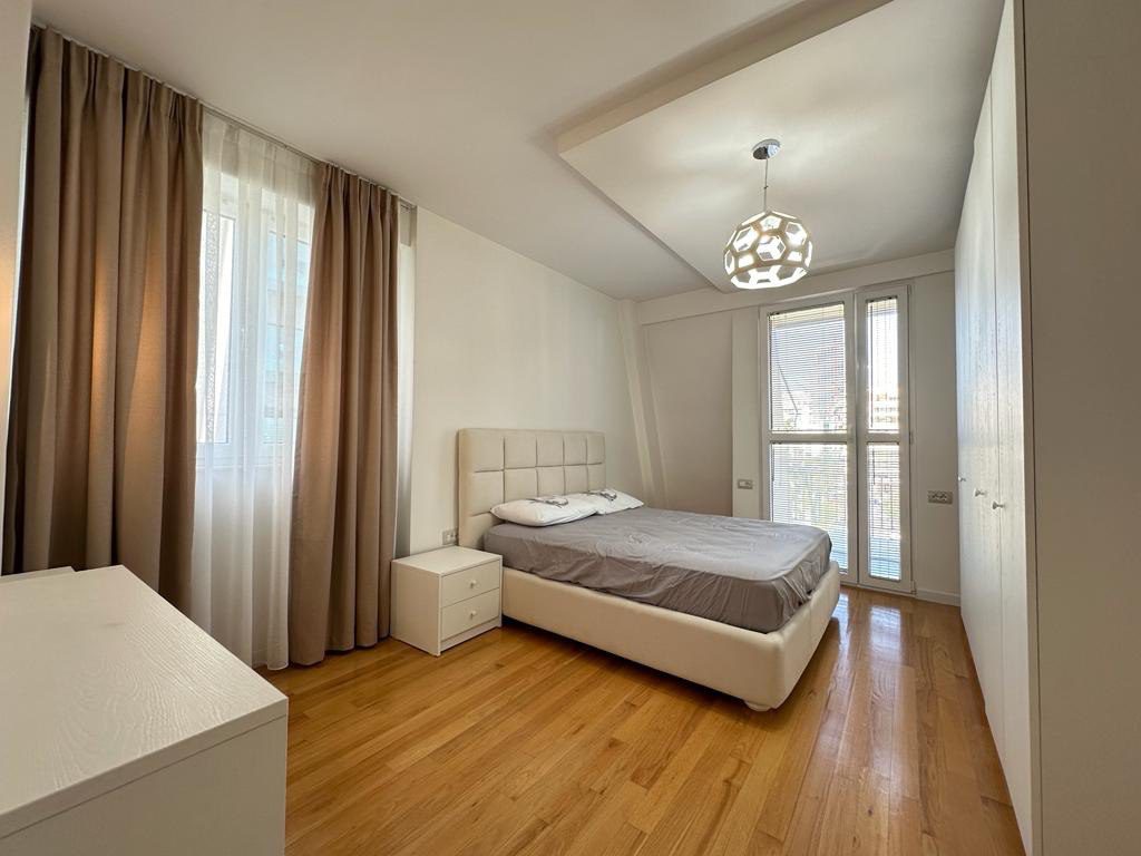 Apartament 3+1 luksoz per qera, te Ambasador 2, Tirane.
