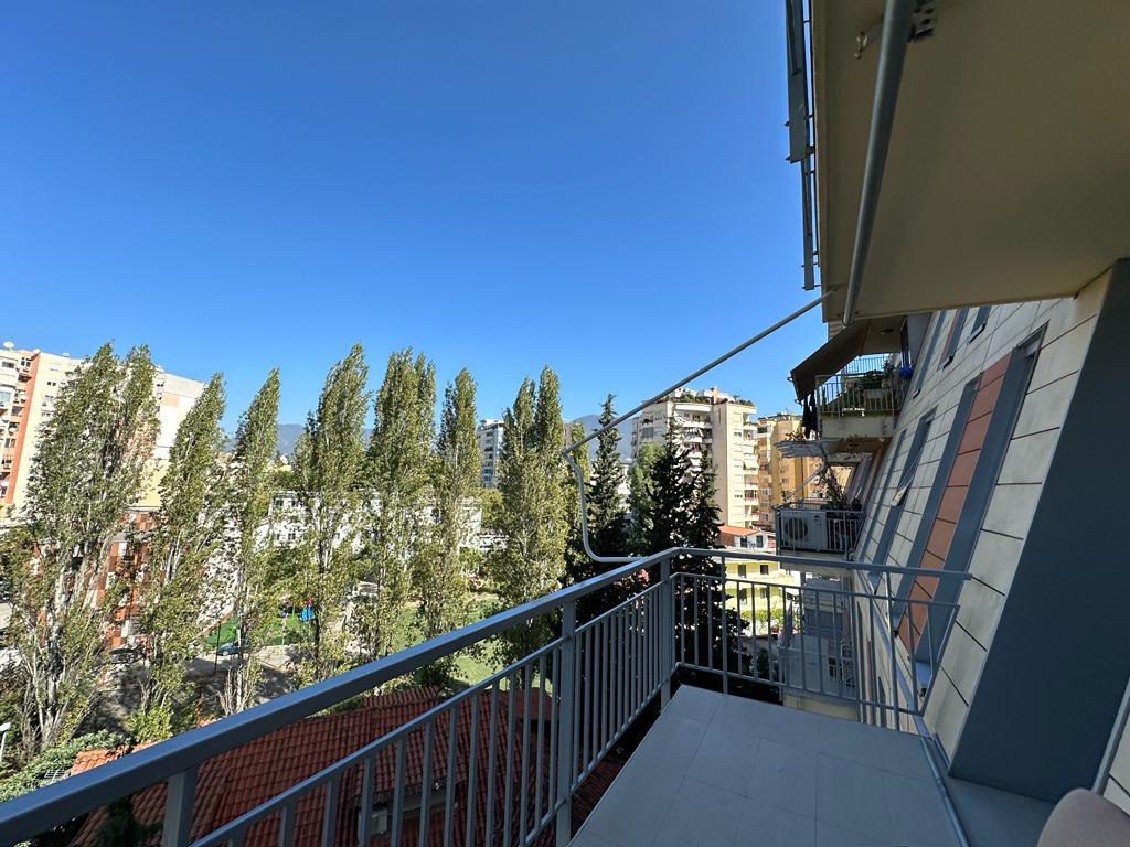 Apartament 3+1 luksoz per qera, te Ambasador 2, Tirane.