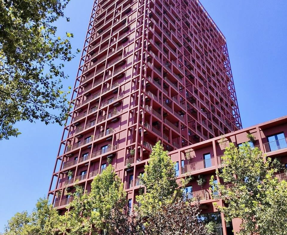 Disponojme me qera 2 poste parkimi në rrugën e Kavajes, tek Tirana Building