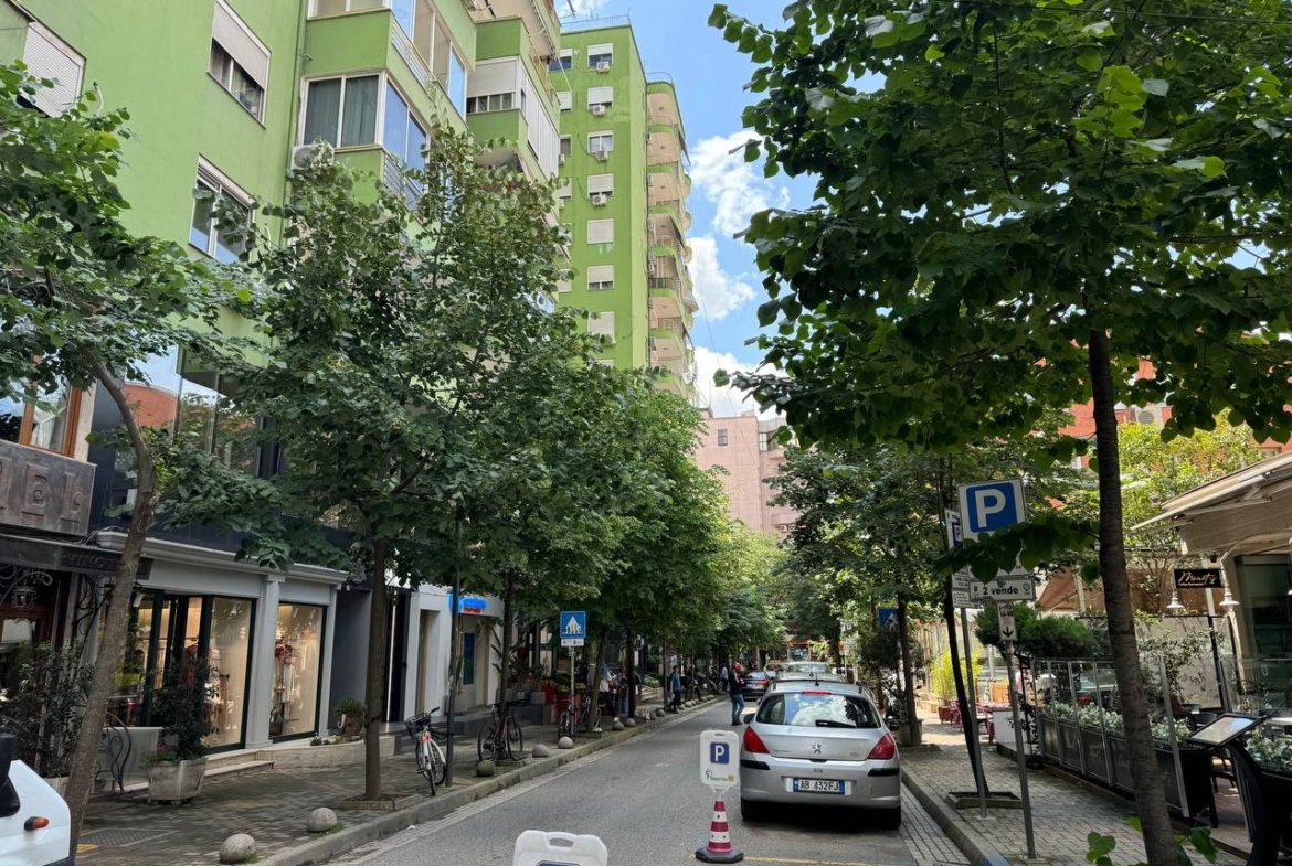 Zyre per qera, ne Bllok, Tirane.