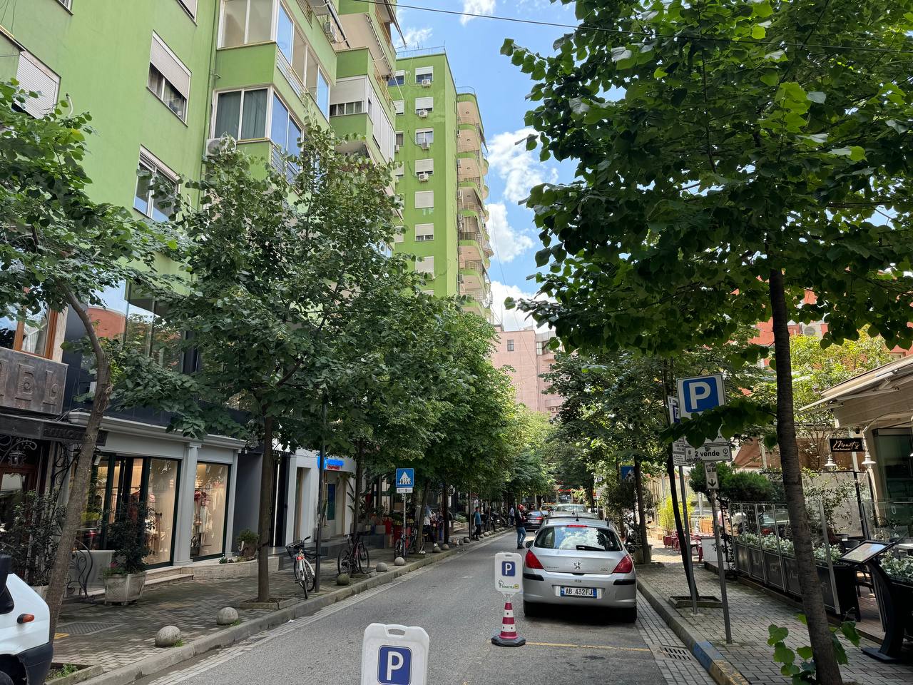 IMG_3678 Zyre per qera, ne Bllok, Tirane.