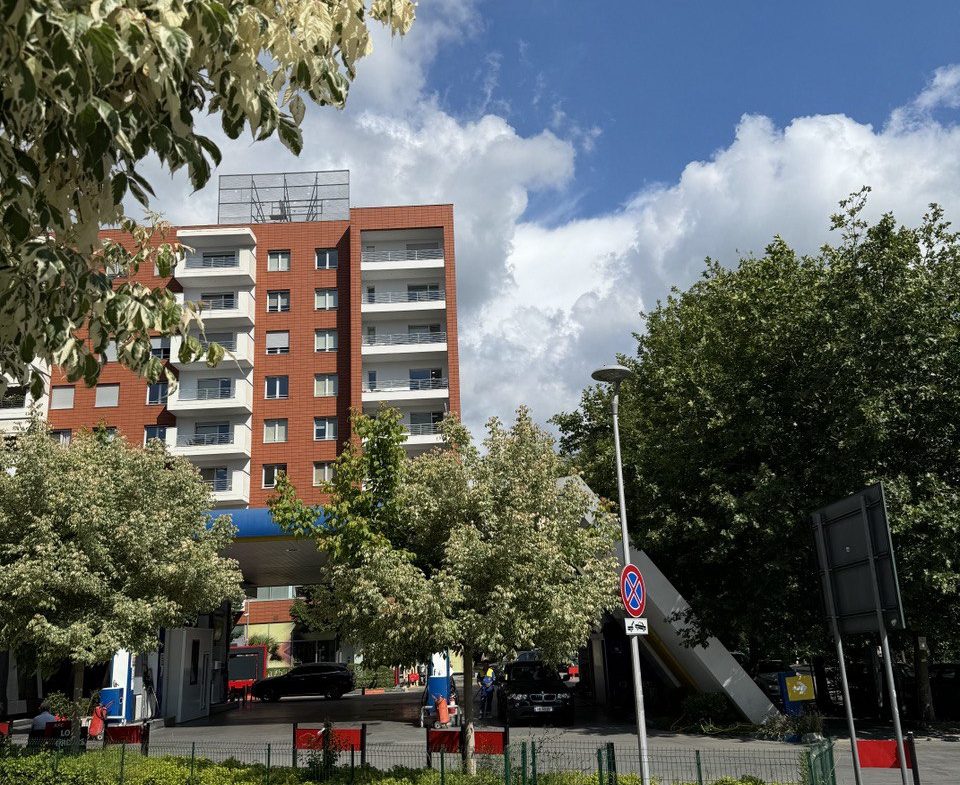 Ambient biznesi per qera, prane kompleksit Delijorgjit, Tirane.