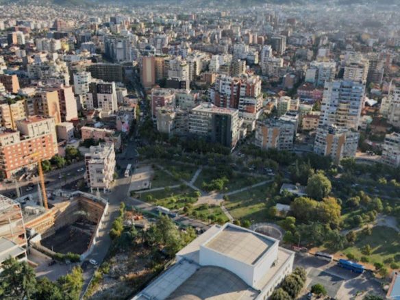 Objekt biznesi per shitje, prane Qendres, Tirane.