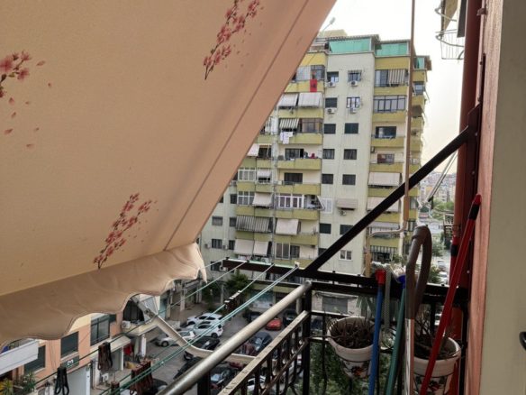 Jepet me qera apartament 1+1 tek Komuna Parisit, Tirane