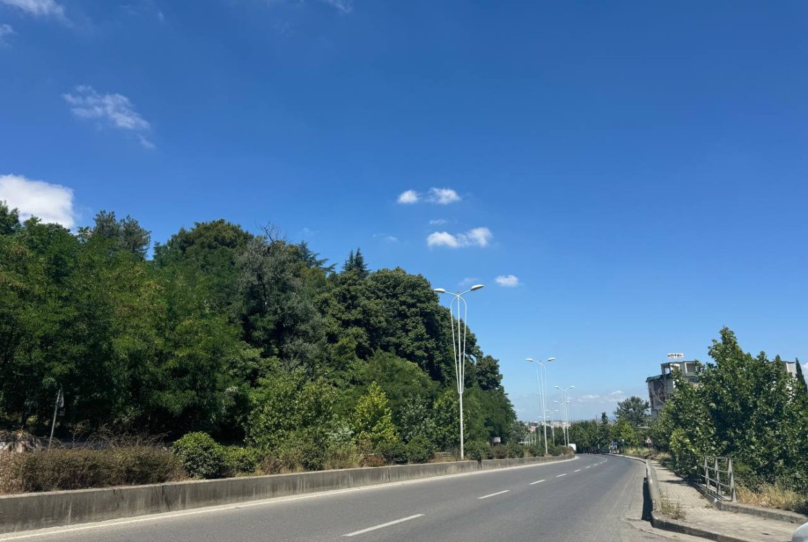 Vile luksoze per shitje, prane rruges se Elbasanit, Tirane.