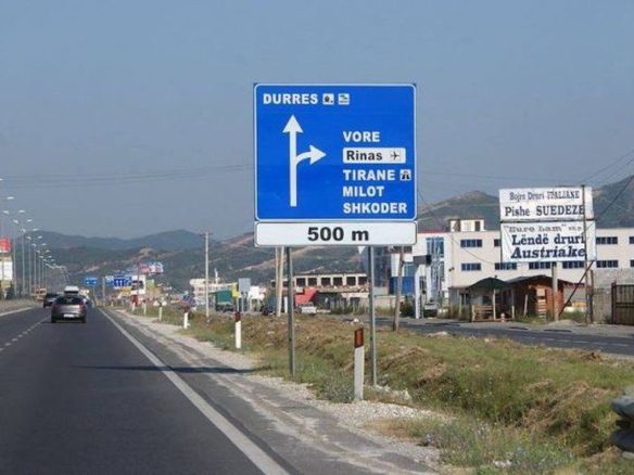 Toke dhe kapanon per shitje, ne Vore, Tirane.