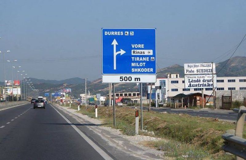 Toke dhe kapanon per shitje, ne Vore, Tirane.