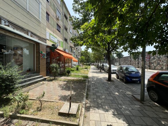 Dyqan per shitje, prane shkolles se Bashkuar, Tirane.
