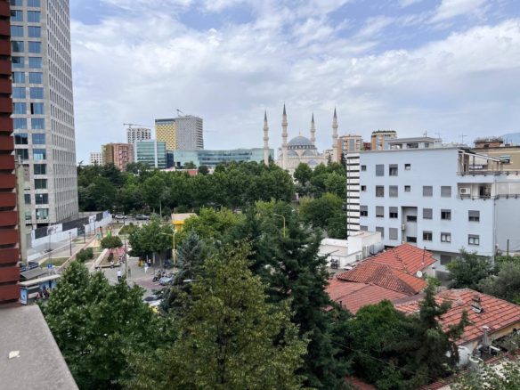 Apartament 2+1 per qera, te rruga Elbasanit, Tirane.
