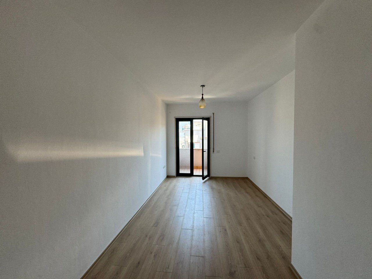 Ambient per zyra me qera, te “Galeria 17 Nentori”, Tirane.
