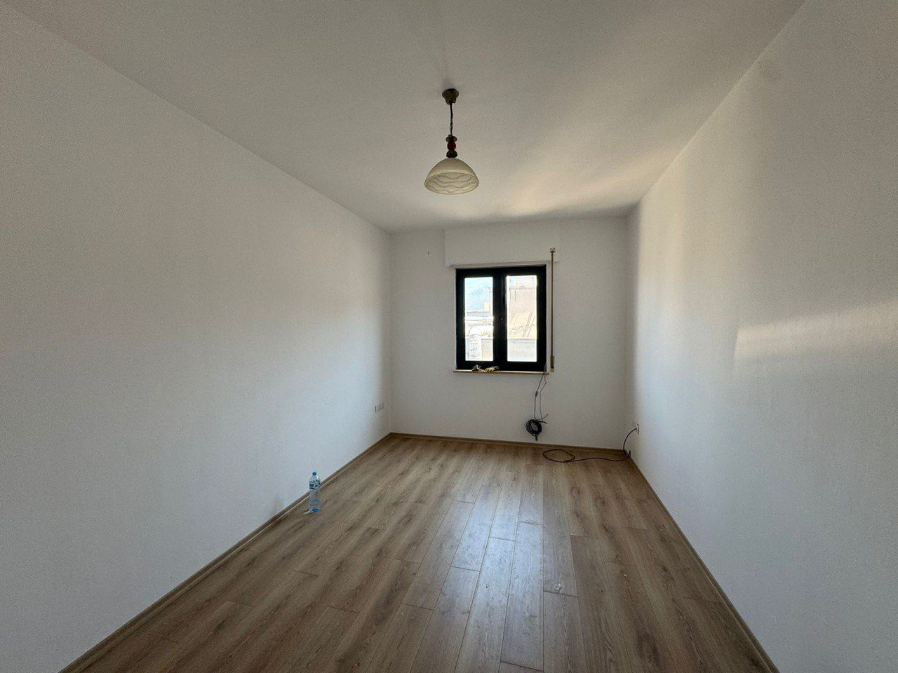 Ambient per zyra me qera, te “Galeria 17 Nentori”, Tirane.