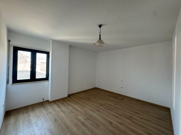 Ambient per zyra me qera, te “Galeria 17 Nentori”, Tirane.