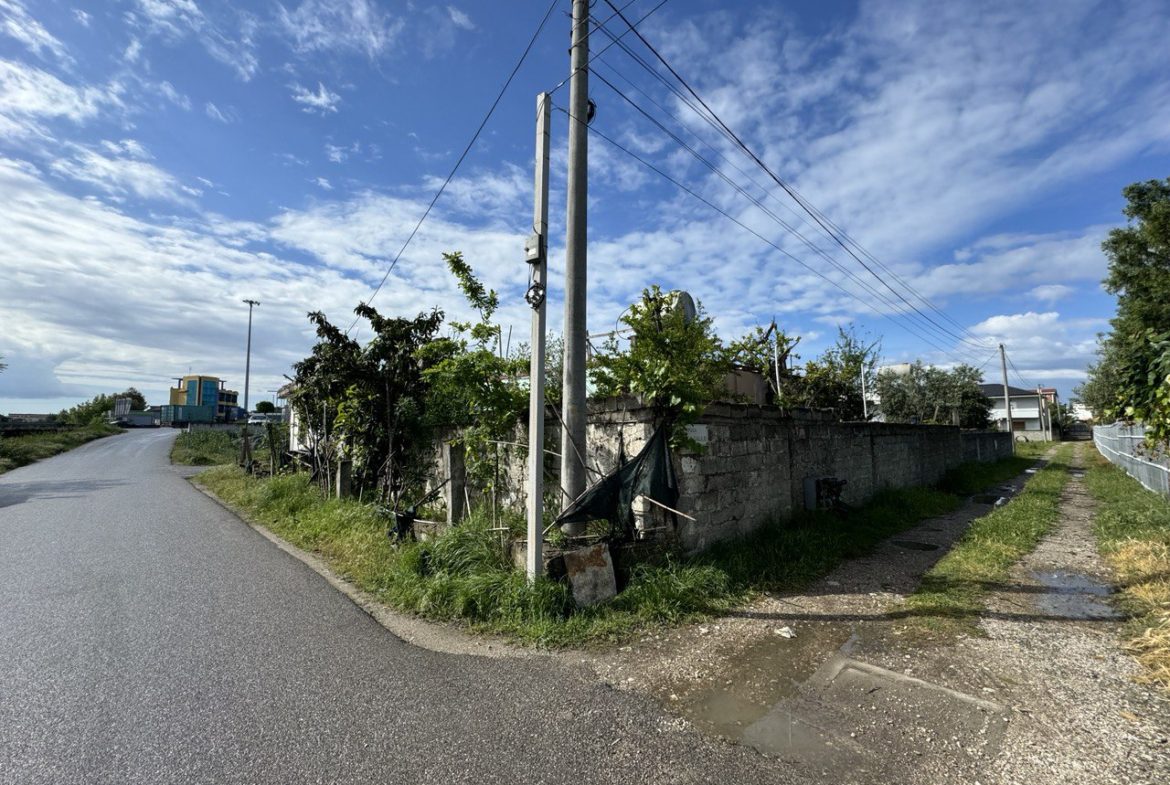 Truall+objekt per shitje, prane autostrades ne Shkozet, Durres.