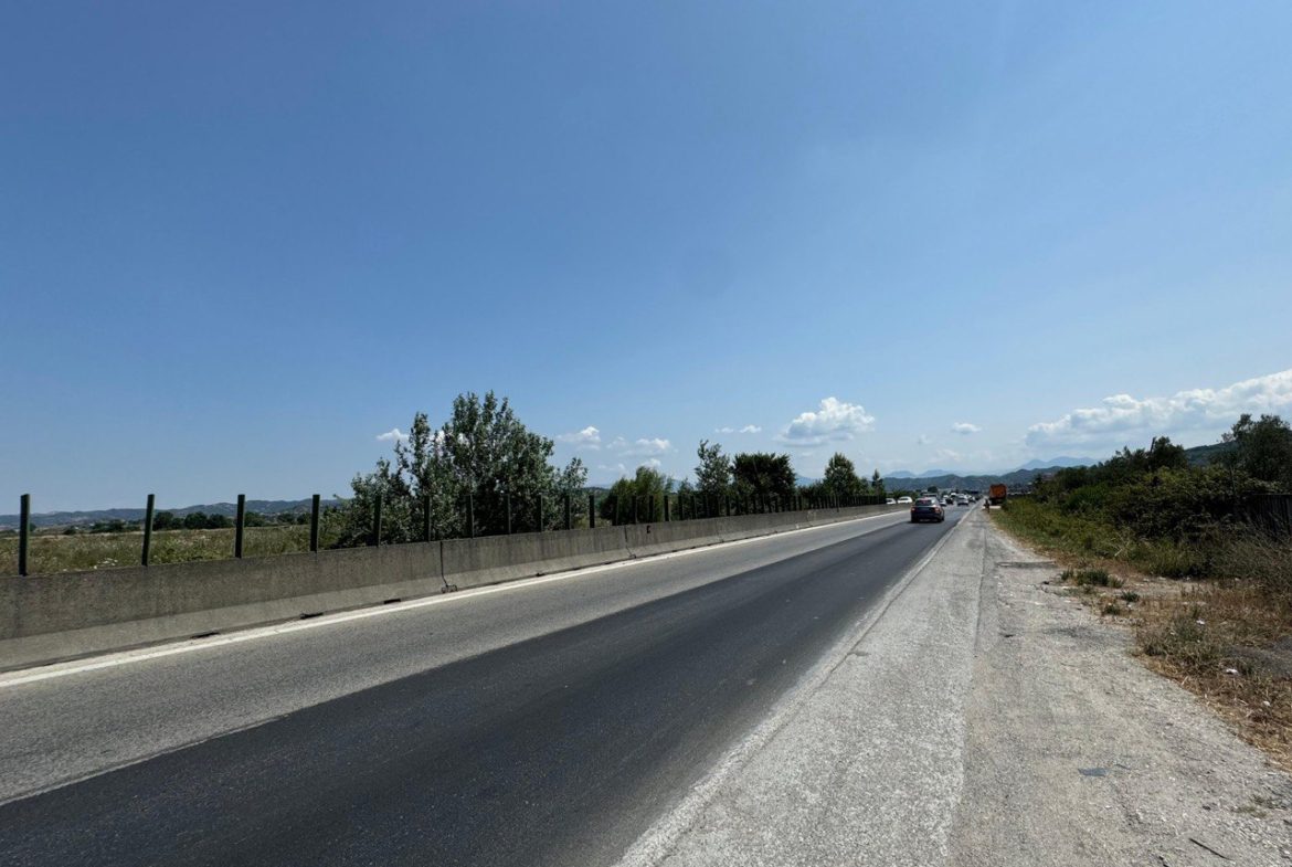Toke 4000 m2 per shitje, aksi Durres-Tirane.