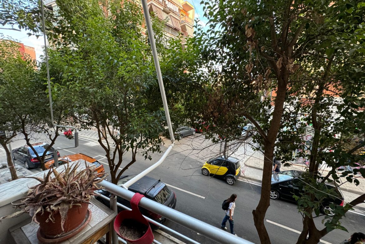 Apartament 2+1 per qera, te Prokuroria, Tirane.