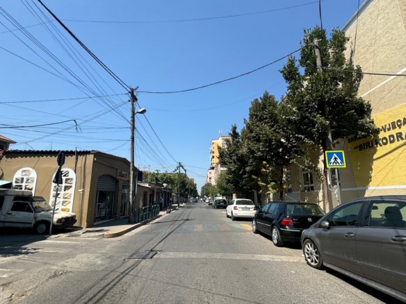 Truall per shitje, te rruga Siri Kodra, Tirane.