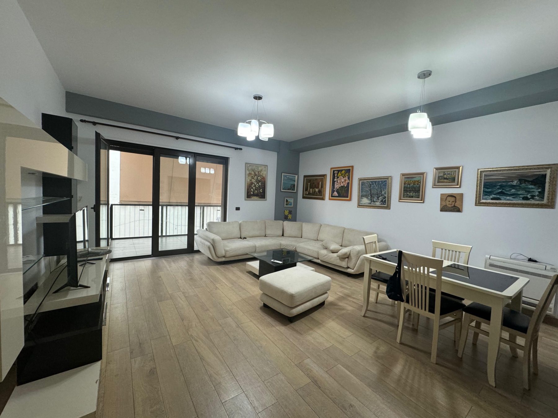 Apartament 2+1 per qera, te Garda, Tirane.
