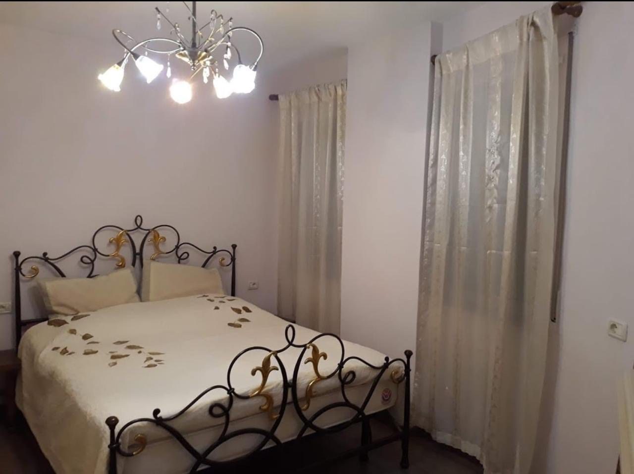 Apartament 2+1 per qera, te Prokuroria, Tirane.