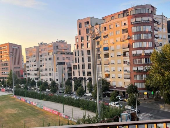 Apartament 1+1& post parkimi per qera, te rruga Kosovareve, Tirane.