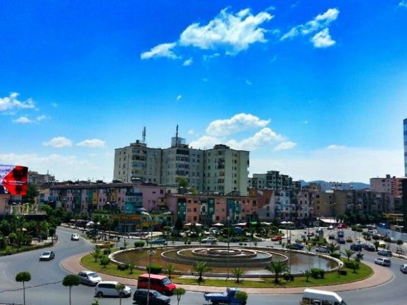 Ambient me qera, te Zogu i Zi, Tirane.