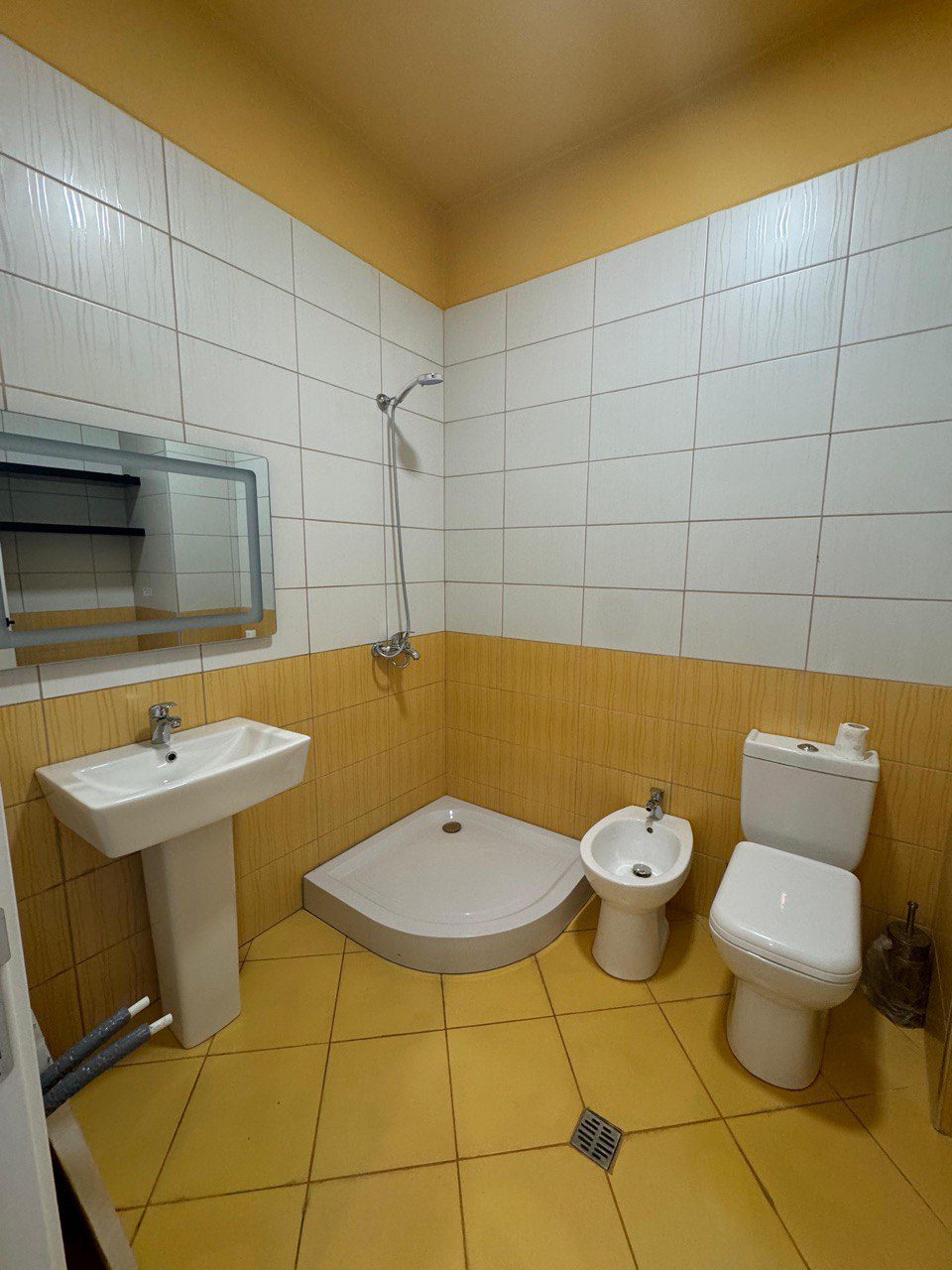 Ambient per zyre me qera, prane Kristal Center, Tirane.