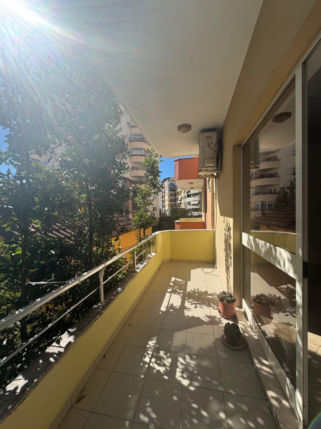 Ambient biznesi per qera, te Komuna Parisit, Tirane.