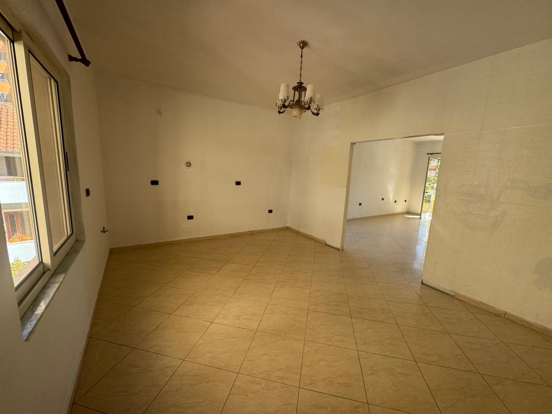 Ambient biznesi per qera, te Komuna Parisit, Tirane.