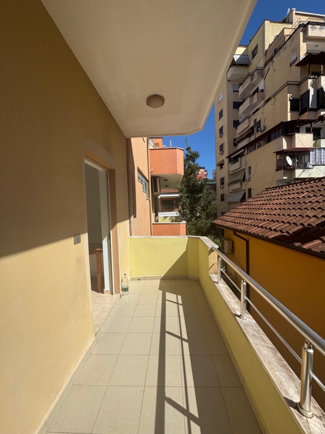Ambient biznesi per qera, te Komuna Parisit, Tirane.