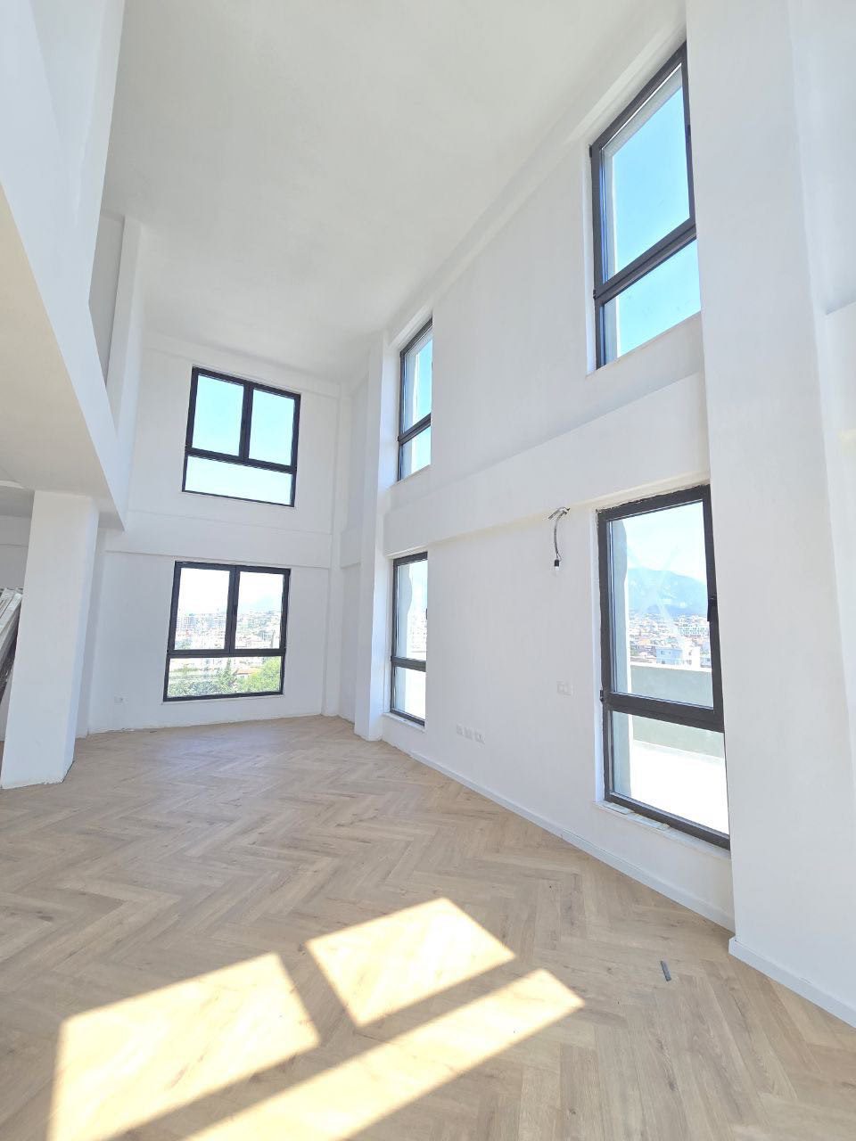 Penthouse unik per shitje, te Bulevardi Ri, Tirane.
