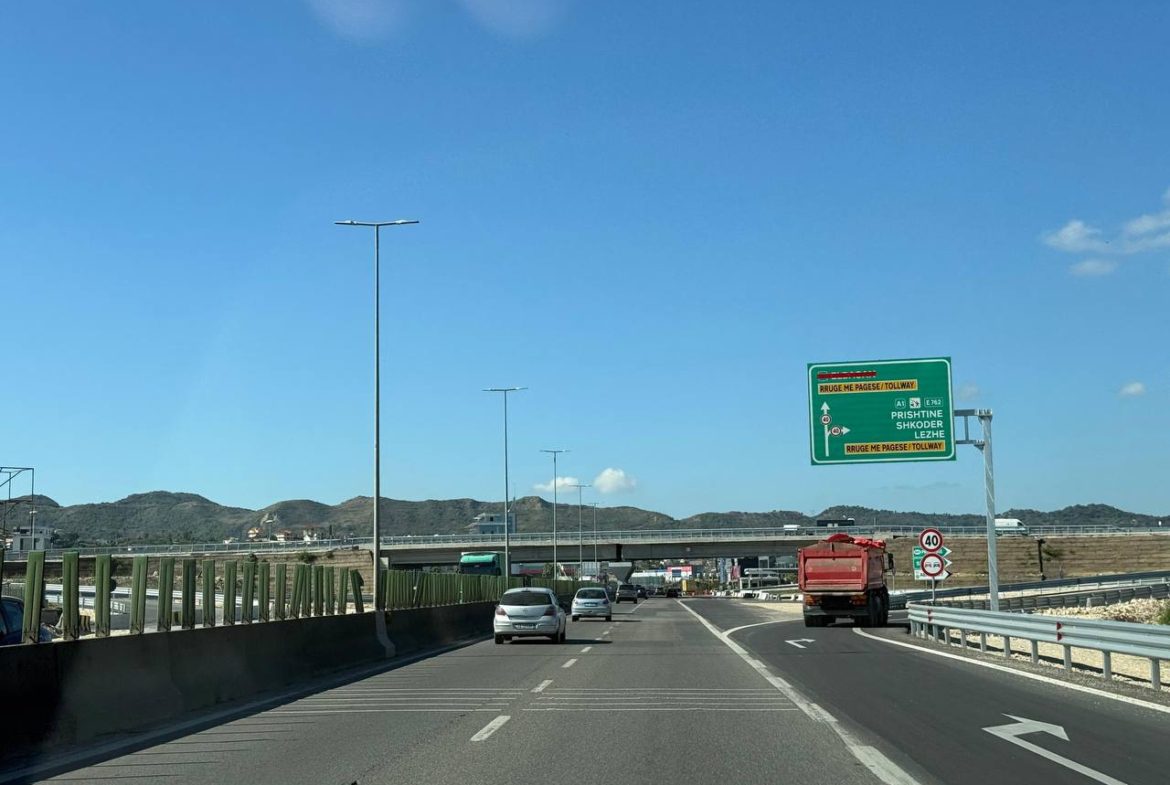 Kapanon per shitje, autostrada Tirane-Durres.