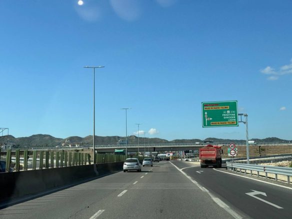 Kapanon per shitje, autostrada Tirane-Durres.