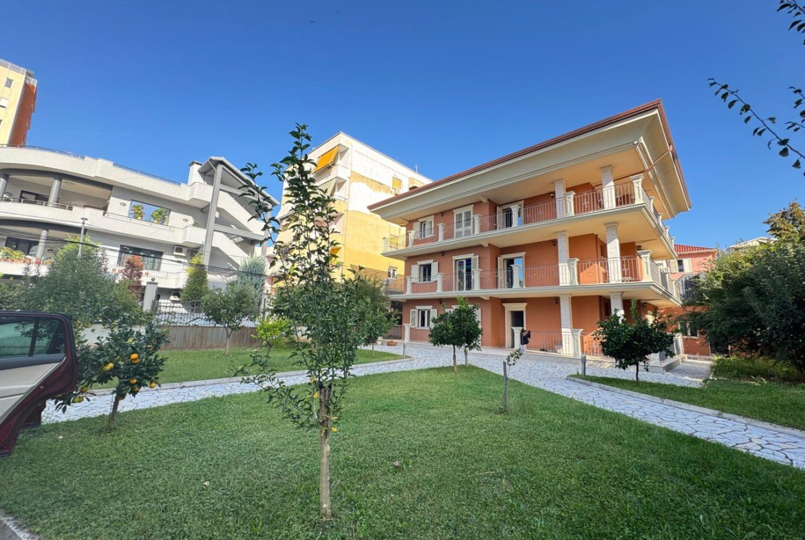 Vile 4-kateshe per qera, prane Fakultetit Ekonomik, Tirane.