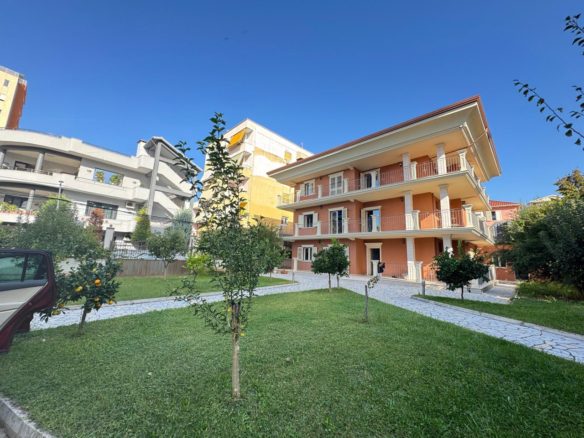 Vile 4-kateshe per qera, prane Fakultetit Ekonomik, Tirane.